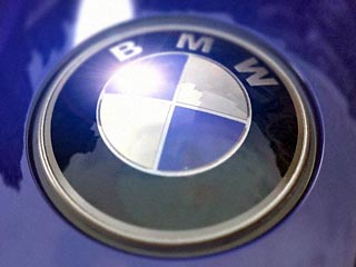 По итогам продаж за 2005 год бренд автомобиля экстра-класса BMW может опередить Mercedes. Впервые с 1993 года BMW обойдет Mercedes по продажам