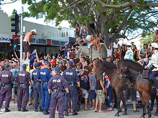 Австралийская полиция усиливает меры безопасности, готовясь к возможным беспорядкам на национальной почве в предстоящие выходные. Свыше тысячи полицейских выйдут на улицы Сиднея - в два раза больше, чем обычно