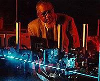 Как сообщили в четверг европейские научные издания, американские ученые смогли на короткое время остановить фотон в атомарных парах рубидия. При этом с помощью лазера они управляли скоростью движения фотона
