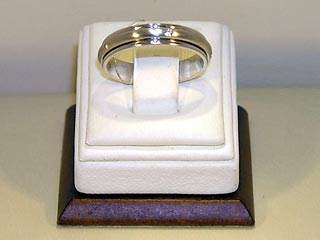 В США отвергнутых жених подложил обручальное кольцо с бриллиантами в чужой автомобиль