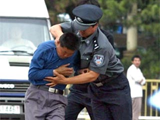 Китайская полиция задержала 11 человек, обвиняемых в избиении 16 католических монахинь в ходе конфликта за землю. Инцидент произошел на северо-западе Китае в конце ноября и был осужден Ватиканом