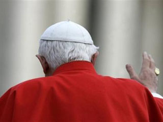 Бенедикт XVI будет крестить младенцев