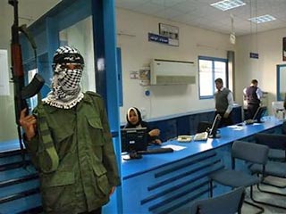 На состоявшихся в четверг на палестинских территориях муниципальных выборах лидирует исламистское движение "Хамас"