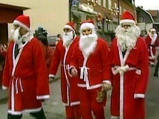 В Новой Зеландии организаторами беспорядков стала группа из 40 человек, одетых в одежду Санта Клауса. Инцидент произошел в Окленде