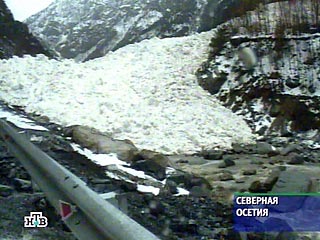 В горах Северной Осетии выпал снег и высота снежного покрова на горных перевалах Транскавказской магистрали достигает 37 см, поэтому автомобилистам нужно быть осторожнее, предупреждают в МЧС Северной Осетии