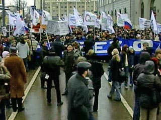 В Москве начался Антифашистский марш, организованный Союзом правых сил, партией "Яблоко", Объединенным гражданским фронтом и другими общественными организациями