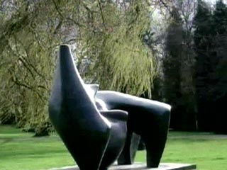 В минувшие выходные стало известно, что из парка в английском графстве Хертфордшир, где находится фонд Генри Мура, похищена огромная скульптура его работы