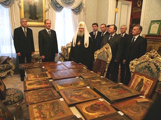 Директор ФСБ передал Русской православной церкви 72 иконы, изъятые у контрабандистов