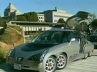 Японский премьер приехал в парламент на самом быстром в мире электромобиле