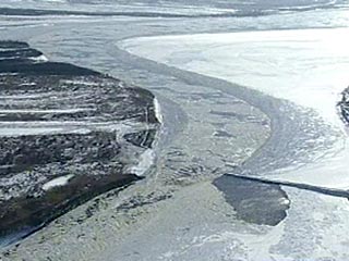 Передний фронт зоны загрязнения химическими веществами, попавшими в реку Сунгари в середине ноября после взрыва на китайском химзаводе, двигается по Амуру и дойдет до Хабаровска утром в среду