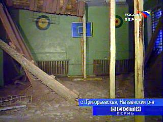 Обрушение крыши в спортзале школы N89 на станции Григорьевская Нытвенского района Пермского края произошло в среду около 11:00 утра по местному времени