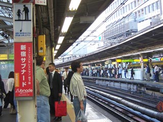 Извращенцы домогаются девушек в вагонах: россиянка рассказала о японском метро