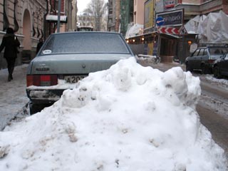 Московские власти обещают полностью очистить город от снега к воскресенью