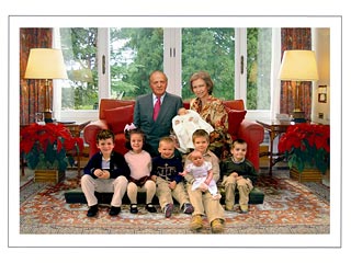Фотография короля Испании Хуана Карлоса с супругой и внуками, которой они сопроводили рождественское поздравление испанскому народу на официальном сайте в Интернете, вызвало неприятный конфуз