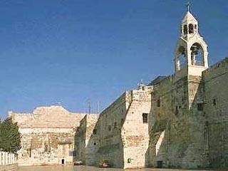 По словам Латинского Патриарха Иерусалима, стена, отделившая палестинскую территорию в Вифлееме от еврейских кварталов, превращает город "в тюрьму". Вместе с палестинцами была отрезана базилика Рождества Христова