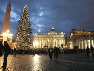 На площади Святого Петра находятся 30-метровая рождественская елка и <i>presepio</i>, вертеп - изображение хлева, в котором родился Христос. Он установлен рядом с елкой, и все фигуры в нем сделаны в человеческий рост