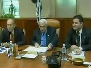 Премьер-министр Израиля Ариэль Шарон в воскресенье вышел на работу