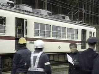В Японии сошел с рельсов пассажирский поезд