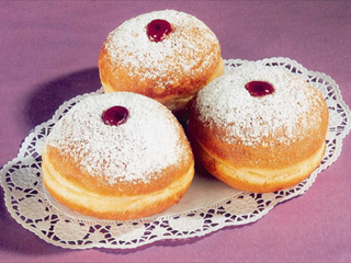 Аппетитные пончики с разнообразной начинкой, покрытые сахарной пудрой или глазурью, являются непременным атрибутом праздника Ханука