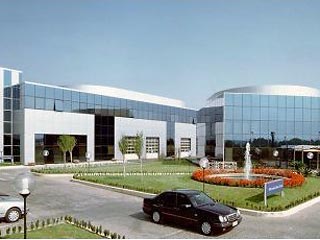 На третьем - завод DaimlerChrysler в Индиане, администрация которого разрешает парковать на территории завода только машины марки Chrysler. Машины нарушителей "эвакуируют" на штрафстоянку в Индианаполис, за 80 километров