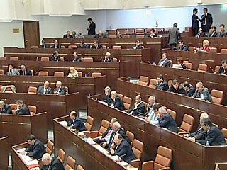 Совет Федерации во вторник рассмотрит один из самых неоднозначных и скандальных законов - закон о неправительственных организациях (НПО), принятый Государственной думой в минувшую пятницу