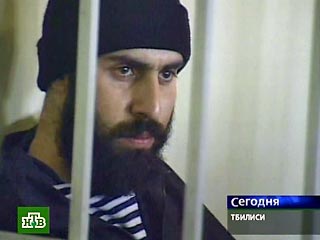 Владимир Арутюнян, обвиняемый в попытке покушения на президентов Грузии и США 10 мая нынешнего года в Тбилиси, явился во вторник на заседание суда с зашитым ртом
