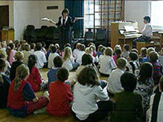 По закону в школах Уэльса коллективная молитва должна быть ежедневной