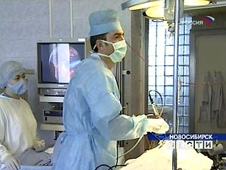 Новосибирским медикам в ходе 50-минутной уникальной операции удалось спасти жизнь пациенту с тяжелейшей застарелой черепно-мозговой травмой, полученной в результате выстрела в упор из пистолета, стреляющего резиновыми пулями