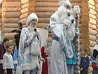 Спрос на Дедов Морозов и Снегурочек, которые выезжают на дом поздравлять детей или работают в школах и детских садах на елках, растет с каждым годом