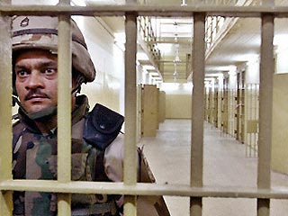 Один из десяти заключенных, пытавшихся накануне совершить побег из тюрьмы "Аль-Адаля" в Багдаде, является гражданином России. Об этом со ссылкой на источник в министерстве обороны Ирака пишет в четверг иракская газета "Аль-Мада"