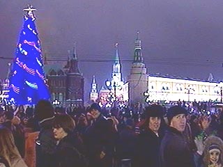 На новогодних площадях и улицах Москвы в полночь находилось около 100 тыс. человек