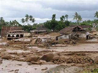 Свыше 50 человек погибли и десятки получили ранения в результате вызванного тропическими ливнями наводнения на индонезийском острове Ява