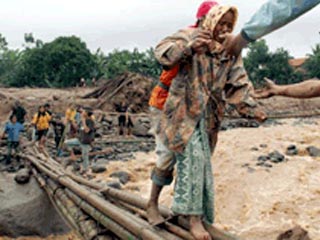 Более 200 человек в Индонезии погребены заживо под мощным оползнем, сошедшим с гор на расположенную в низине деревню в результате затяжных тропических ливней