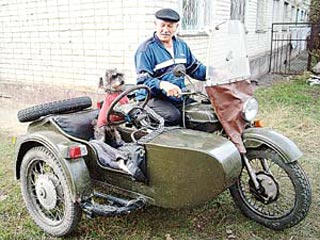 Ставропольский пенсионер научил собаку ездить на мотоцикле