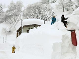 Непрекращающиеся снегопады в Японии парализовали транспорт на севере главного острова Хонсю и привели к гибели двух человек в префектурах Ниигата и Исикава