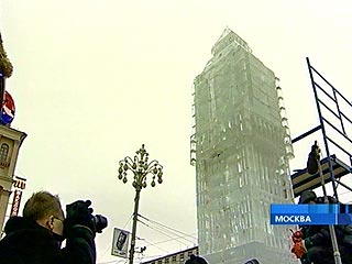 Ледяная копия лондонского Биг Бена открыта в среду на Пушкинской площади в Москве. Внутри шестиметровой скульптуры находятся осветительные лампы