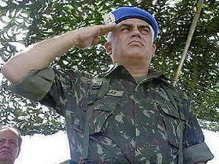 Бывший командующий контингентом миротворческих сил ООН на Гаити Урано Тейшейра совершил самоубийство - такова официальная версия, которую объявила в среду бразильская полиция