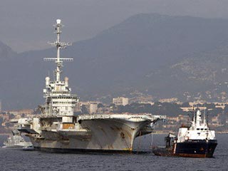 Корабль под названием "Клемансо" (Clemenceau) представляет собой поржавевший авианосец &#8211; монумент былого морского "величия" Франции