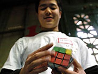 20-летний Леян Ло, выступая на чемпионате в Сан-Франциско, скрутил кубик Рубика за 11,13 секунды. Это на полсекунды лучше, чем предыдущий рекорд, зафиксированный в 2005 году в Голландии французом Жаном Понсом