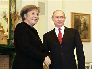 Президент России Владимир Путин и федеральный канцлер Германии Ангела Меркель завершили в Кремле двусторонние переговоры, которые затянулись почти на час дольше, чем было запланировано