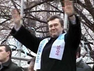 Год назад Янукович казался опозоренным, покинутым даже сторонниками. Сегодня он возглавляет партию, которая, по прогнозам, получит большинство мест на приближающихся парламентских выборах - до них осталось чуть больше двух месяцев