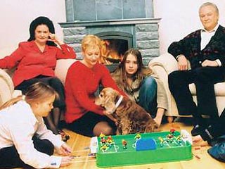 Президент Эстонии Арнольд Рюйтель со своими внучками