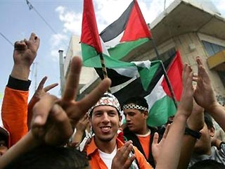 Палестинцы с энтузиазмом готовятся к выборам 25 января, понимая, как высоки ставки. В центре Рамаллаха гигантские постеры и афиши придают улицам атмосферу запоздалого Рождества