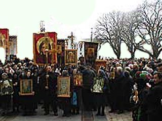 Вооруженные сторонники Киевского Патриархата попытались помешать проведению крестного хода в Остроге