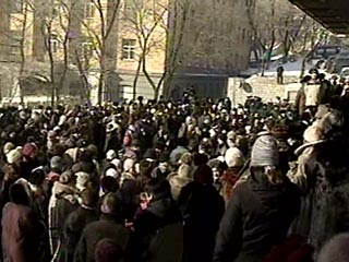 Во Владивостоке сегодня прошли несанкционированные митинги, на которых жители потребовали от властей объективно разобраться в причинах пожара, унесшего 9 жизней. Возле зданий администраций города и края собрались по 200-250 человек с плакатами