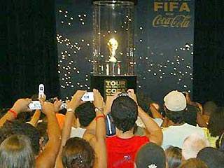 В Рио-де-Жанейро выставили напоказ Кубок Мира ФИФА
