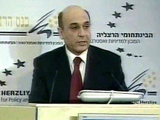 Израиль не смирится с перспективой ядерного Ирана и должен быть готов защитить себя, заявил министр обороны Шауль Мофаз