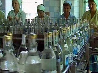 В самый разгар новогодних праздников в России на многих российских заводах по производству алкогольной продукции временно приостановили работу. Основная причина в том, что производители до сих пор не получили новых акцизных марок
