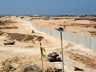 За последние четверть века между сектором Газа и Египтом были прорыты десятки тоннелей, и именно этим путем поступила на этот пятачок палестинской территории большая часть оружия, которое угрожает и Израилю, и самим палестинцам