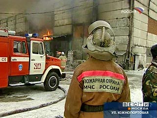 На юго-востоке Москвы горит ангар с газовыми баллонами